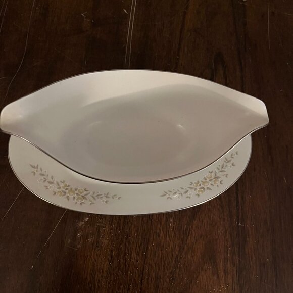 Crown Victoria - Carolyn - Gravy boat with attached underplate - Picture 3 of 5